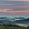 Roland Seichter Fotografie - Einzigartige Wandbilder - Landschaftsfotografie - Morgennebel über der Steiermark - Blick über bewaldete Hügel, Nebel und Morgenhimmel