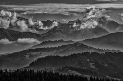 Roland Seichter Fotografie - Einzigartige Wandbilder - Landschaftsfotografie -Fotografie einer Bergkette mit einigen Wolken. Schwarz/Weiß