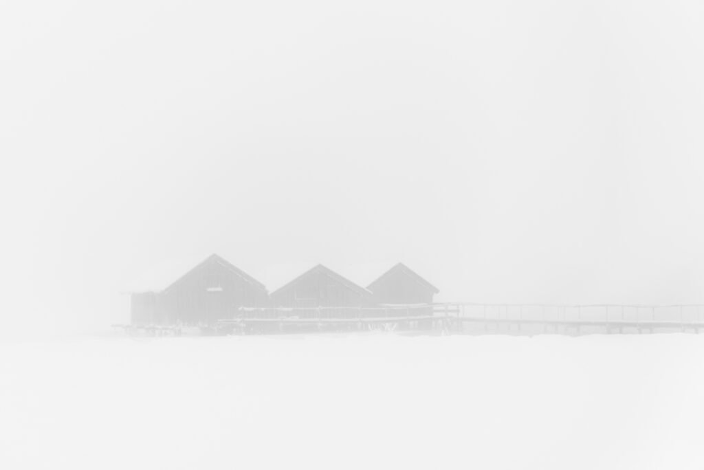 Roland Seichter Fotografie - Minimalistische Fotografie - Drei Bootshäuser im Nebel - Schwarz/Weiß
