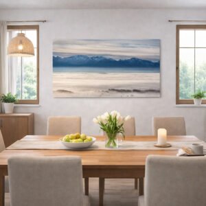 Großformatiges Wandbild mit Naturmotiv in einem stilvollen Essbereich