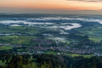 Roland Seichter Fotorgafie - Landschaftsfotografie - Blick von der Alpspitze auf das Städtchen Nesselwang am Morgen, Nebel in den Tälern