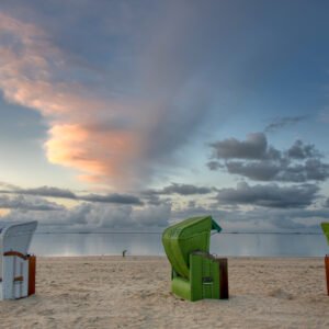 Roland Seichter Fotografie - Einzigartige Wandbilder - Landschaftsfotografie - drei Strandkörbe im Vprdergrund, Abendstimmung mit Meer und Strand