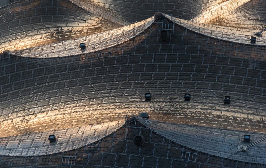 Roland Seichter Fotograrfie - Architekturfotografie - Nahaufnahme des Olympiadaches in München von oben. Im Abendlicht