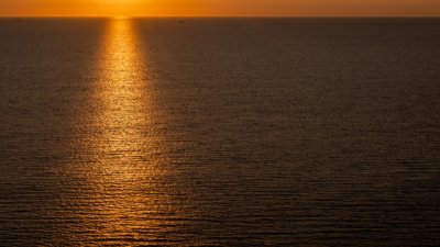 Roland Seichter Fotografie - Minimalistische Fotografie - Sonnenuntergang über dem Meer, oranges Licht