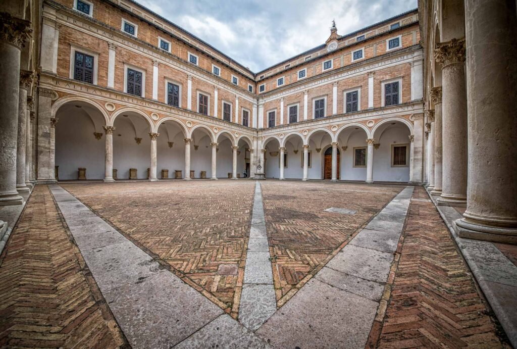 Roland Seichter Fotografie - Architekturfotografie - Ansicht des Innenhofes eines alten italienischen Palazzos. Arkadengänge und ein diagonales Muster auf dem Boden