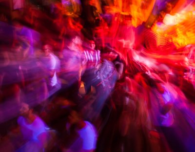 Roland Seichter Fotografie - Eventfotografie - Tanzende Menschen, durch Langzeitbelichtung und zoomen währen der Belichtung verfremdet. Sehr bunt