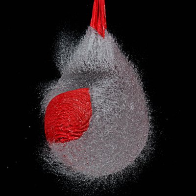 Roland Seichter Fotografie - Experiment - Ein mit Wasser gefüllter roter Luftballon wird zum Platzen gebracht und genau im Moment des Platzens fotografiert.