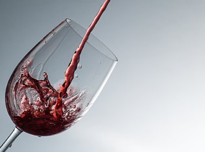 Roland Seichter Fotografie - Fotowettbewerbe - Ein leeres Weinglas wird mit Rotwein gefüllt. Dieser Moment ist im Foto festgehalten