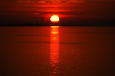 Roland Seichter Fotorgafie - Landschaftsfotografie - Tiefroter Sonnenuntergang über dem Wasser