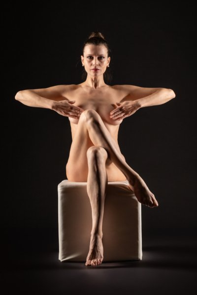Roland Seichter Fotografie - Portraitfotografie - Sitzender verdeckter Akt