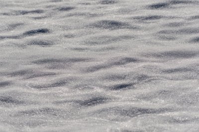Roland Seichter Fotografie - Minimalistische Fotografie - Eine Schneefläche im Gegenlicht - Schwarz/Weiß