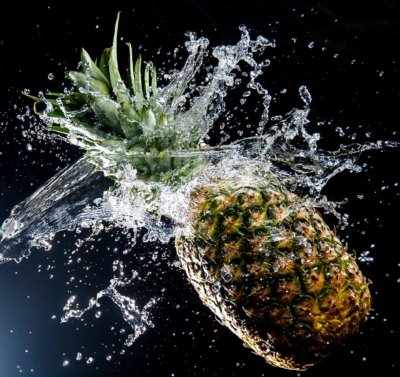 Roland Seichter Fotografie - Einzigartige Wandbilder - CreativeArt - Eine Ananas wird mit Wasser beworfen
