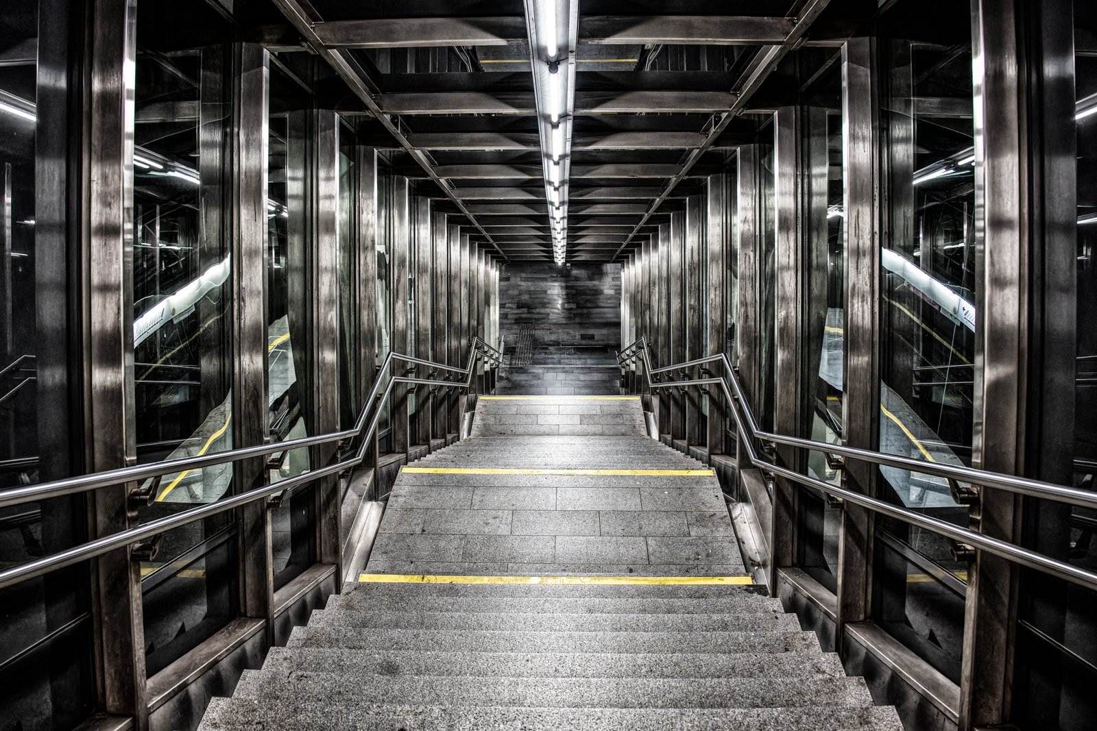 Roland Seichter Fotografie - Architekturfotografie - Fotografie eines U-Bahn-Treppenhauses von oben nach unten