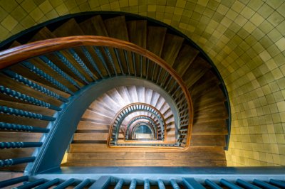 Roland Seichter Fotografie - Einzigartige Wandbilder - Architekturfotografie -Fotografie eines Treppenhauses von oben
