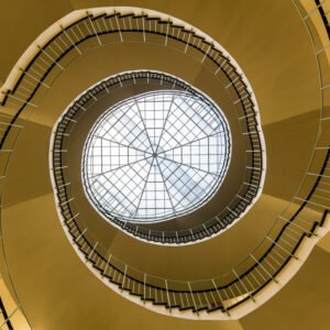 Roland Seichter Fotografie -Architekturfotografie -Fotografie eines Treppenhauses von unten nach oben geschaut