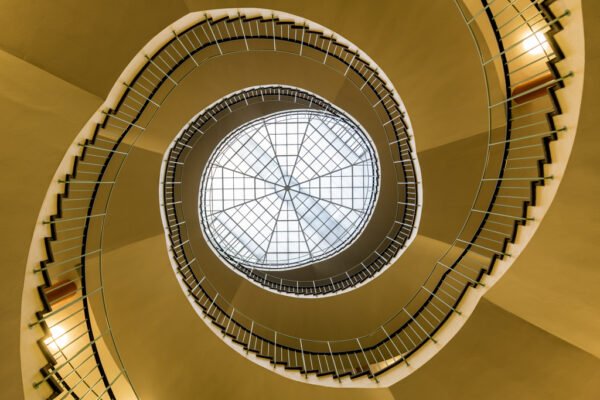 Roland Seichter Fotografie -Architekturfotografie -Fotografie eines Treppenhauses von unten nach oben geschaut