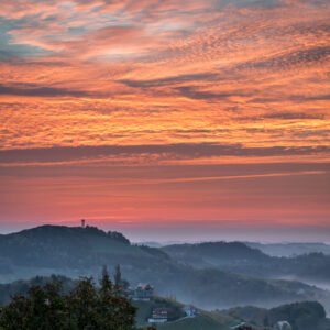 Roland Seichter Fotografie - Einzigartige Wandbilder - Landschaftsfotografie - Steirischer Sonnenaufgang mit viel rotem Himmel über der Steiermark