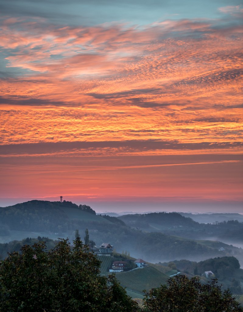 Roland Seichter Fotografie - Einzigartige Wandbilder - Landschaftsfotografie - Steirischer Sonnenaufgang mit viel rotem Himmel über der Steiermark