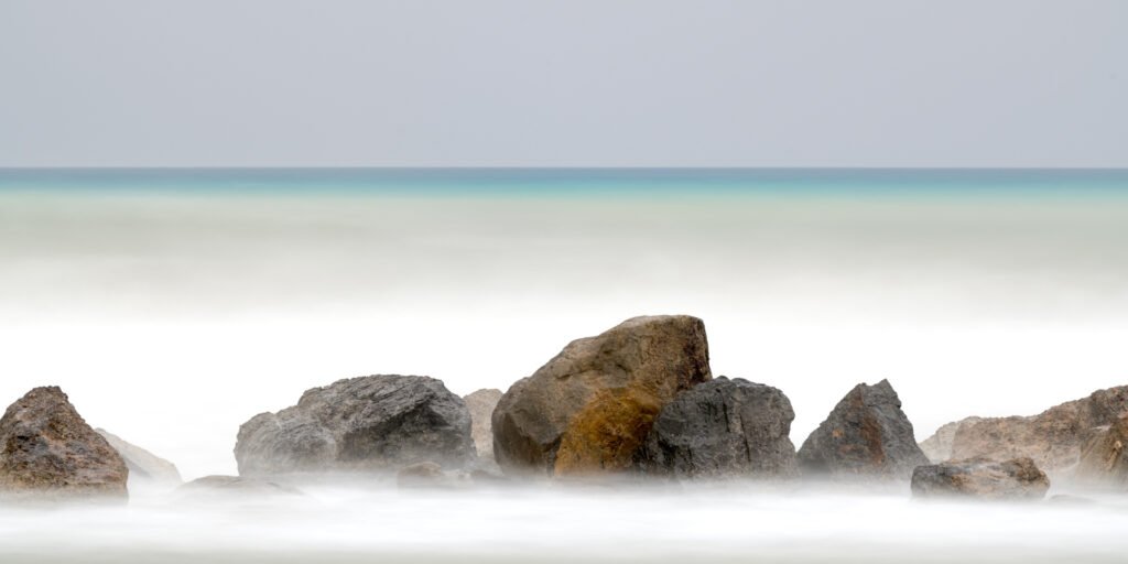 Roland Seichter Fotografie - Minimalistische Fotografie - Große Steine am Sandstrand