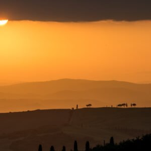Roland Seichter Fotografie - Einzigartige Wandbilder - Landschaftsfotografie - Über den Hügeln der Toskana geht die Sonne unter - Ein Panoramafoto in ausschließlich orange gehaletn