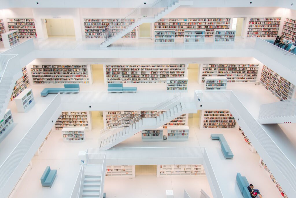 Roland Seichter Fotografie - Architekturfotografie - Innenansicht der Bibliothek West in Stuttgart. Rechteckiges Grundrißß auf vier Ebenen verteilt, Bücher an den Wänden