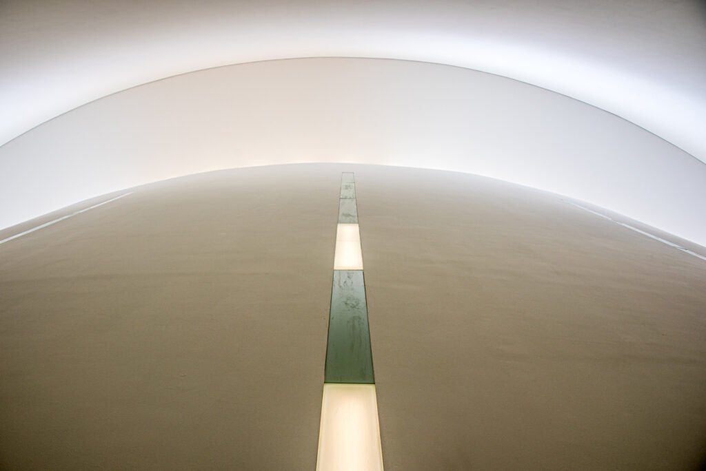 Roland Seichter Fotografie - Minimalistische Fotografie - Abstrakte Fotografie mit einer zentralen Lichtleiste