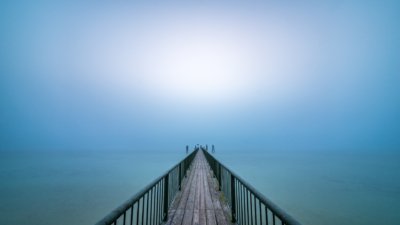 Roland Seichter Fotografie - Einzigartige Wandbilder - Minimalistische Fotografie - Ein Dampfersteg am Ammersee führt in die Mitte des Bildes
