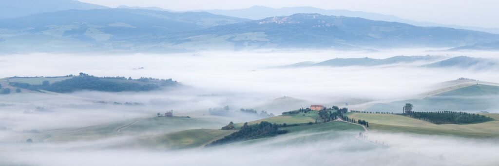 Landschaft Toscana nella nebbia. Die Weite der toskanischen Hügellandschaft
