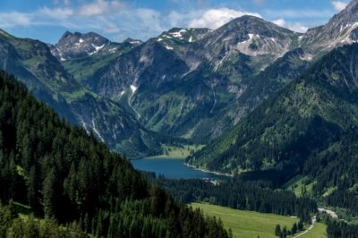 Roland Seichter Fotografie - Landschaftsfotografie - Blick auf den Vilsalpsee von hohen Bergen umrahmt