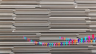 Roland Seichter Fotografie - Minimalistische Fotografie - Bunte Fähnchen vor einem Schwarz/Weißen Hintergrund