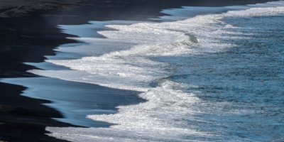 Roland Seichter Fotografie - Minimalistische Fotografie - Leichte Gischt lauft auf schwarzem Vulkanstrand auf