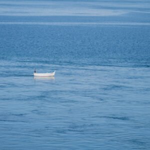 Roland Seichter Fotografie - Einzigartige Wandbilder - Fotografie mit Wasser - Blick aufs Meer, kein Horizont. Auf dem Wasser sieht man nur ein weißes Boot