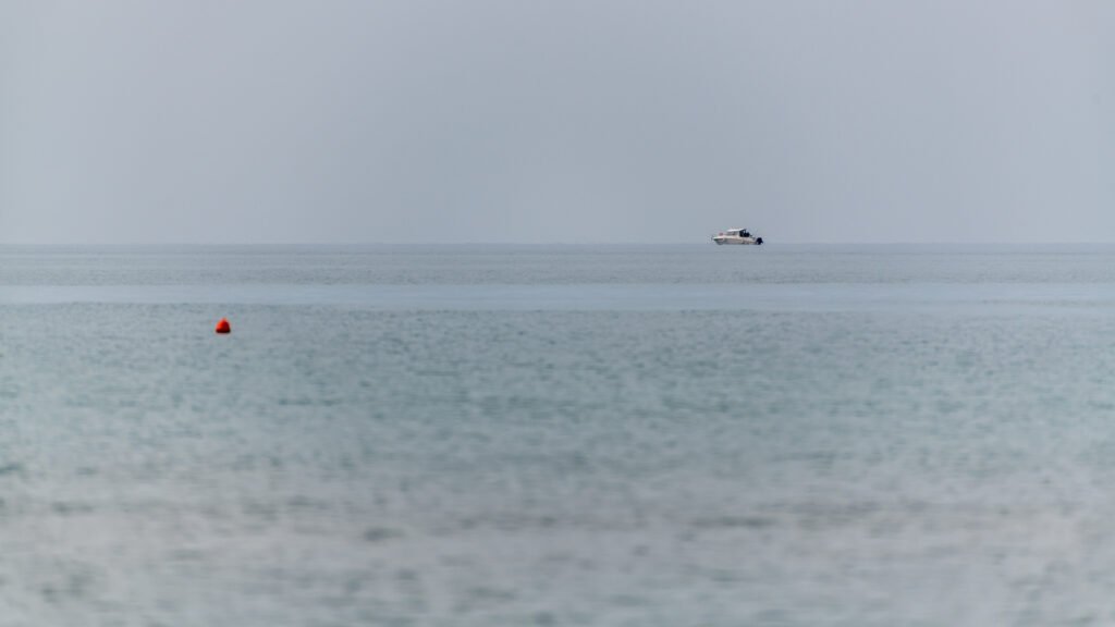 Roland Seichter Fotografie - Minimalistische Fotografie - Kleines Boot auf ruhigem Meer