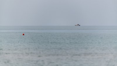 Roland Seichter Fotografie - Minimalistische Fotografie - Kleines Boot auf ruhigem Meer