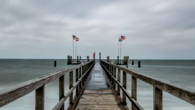 Roland Seichter Fotografie - Einzigartige Wandbilder - Fotografie eines Bootssteges in das Meer hinein. Der Wind weht von links,