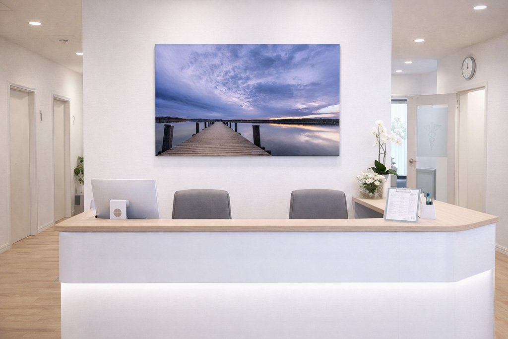 Hochwertiges Praxisbild im Empfangsbereich einer professionellen Arztpraxis