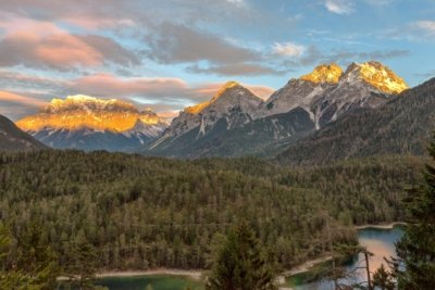 Roland Seichter Fotografie - Landschaftsfotografie - Ansicht der Zugspitze im Abendlicht mit Weitwinkel fotografiert
