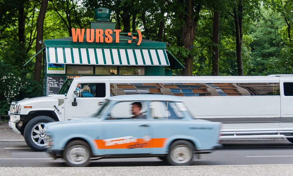 Fototour Berlin - Trabbi überholt Stretchlimo