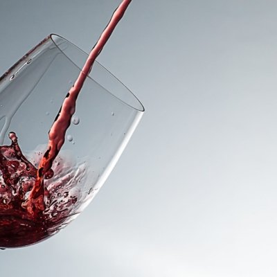 Roland Seichter Fotografie - Fotowettbewerbe - Ein leeres Weinglas wird mit Rotwein gefüllt. Dieser Moment ist im Foto festgehalten