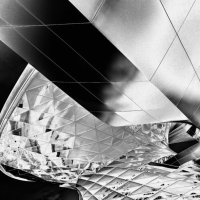 Roland Seichter Fotografie - Städtefotografie - München - Detailansicht der BMW Welt in schräger Perspektive und per Solarisation verfremdet. Schwarz/Weiß