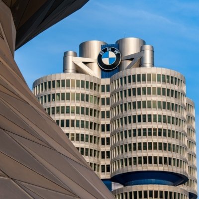 Roland Seichter Fotografie - Städtefotografie - München - Ansicht des BMW Hochhauses zusammen mit dem Tornadowirbel der BMW Welt