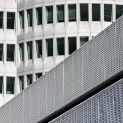 Roland Seichter Fotografie - Städtefotografie - Detail des BMW Hochhauses mit dem daneben gelegenen Flachbau