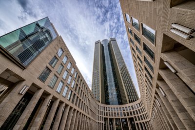 Roland Seichter Fotografie - Städtefotografie - Frankfurt - Blick nach oben, ein Hichhaus, der Vorbau des Huchhauses in einer U-Form
