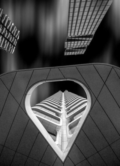 Roland Seichter Fotografie - Städtefotografie - Frankfurt - Blick durch einen Durchbruch in einem Vordach auf ein Hochhaus hinauf. Schwarz/Weiß