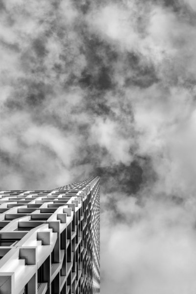 Roland Seichter Fotografie - Städtefotografie - Frankfurt - Blick in den Himmel, ein Hochhaus am unteren linken Rand scheint unendlich in den Himmel hinaufzuragen