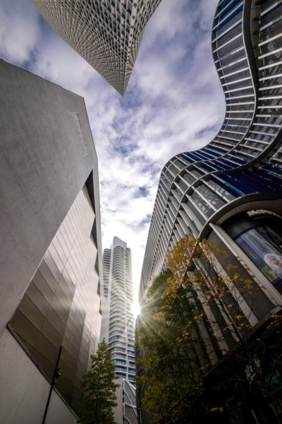 Roland Seichter Fotografie - Städtefotografie - Frankfurt - Blick nach oben an Hochhäusern vorbei, ein Hochhaus hat eine markante Wellenform