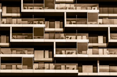 Roland Seichter Fotografie - Städtefotografie - Frankfurt - Detailsicht auf eine Hochhausfassade mit wiederkehrenen Mustern von Fenstern, Balkonen. Monochrome Darstellung