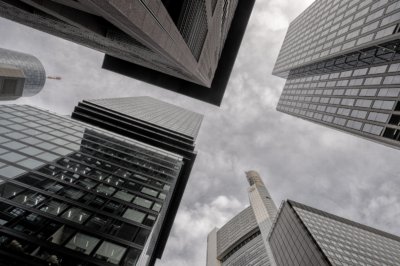 Roland Seichter Fotografie - Städtefotografie - Frankfurt - Blick nach Oben in eine an Hochhäusern vorbei