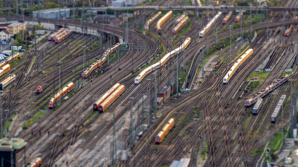 Roland Seichter Fotografie - Städtefotografie - Frankfurt - Blick von oben auf die Gleise des Frankfurter Hauptbahnhofs. Durch Tilt-Shift-Technik verfremdet, sodass das Bild aussieht wie eine Miniaturbahn - Fototour Frankfurt