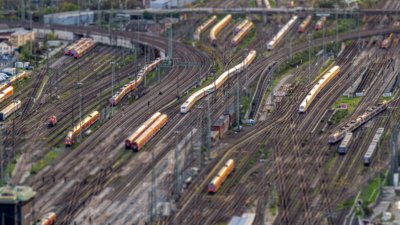 Roland Seichter Fotografie - Städtefotografie - Frankfurt - Blick von oben auf die Gleise des Frankfurter Hauptbahnhofs. Durch Tilt-Shift-Technik verfremdet, sodass das Bild aussieht wie eine Miniaturbahn - Fototour Frankfurt